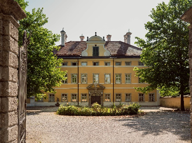 Frohnburg Palace in Hellbrunner Allee